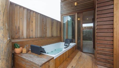 Grand Jacuzzi Suite - Image 2