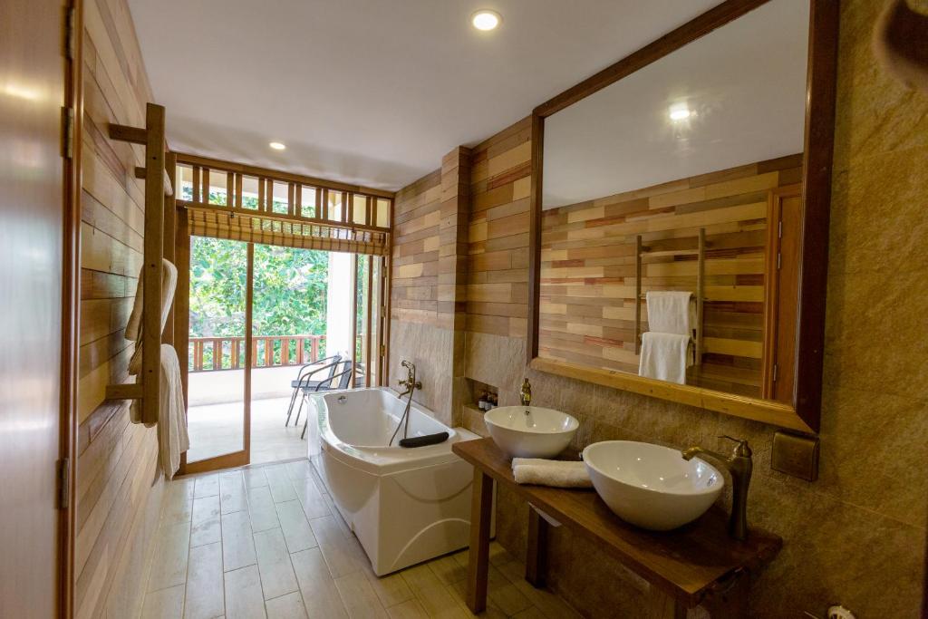 Grand Ocean View Suite - Image 1