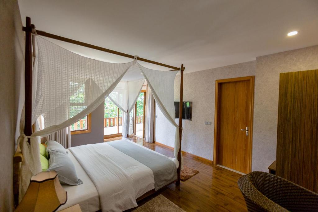 Grand Ocean View Suite - Image 3
